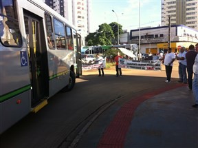 Ato por vale-alimentação para motoristas da TCCC bloqueia saída de ônibus do terminal urbano de Maringá